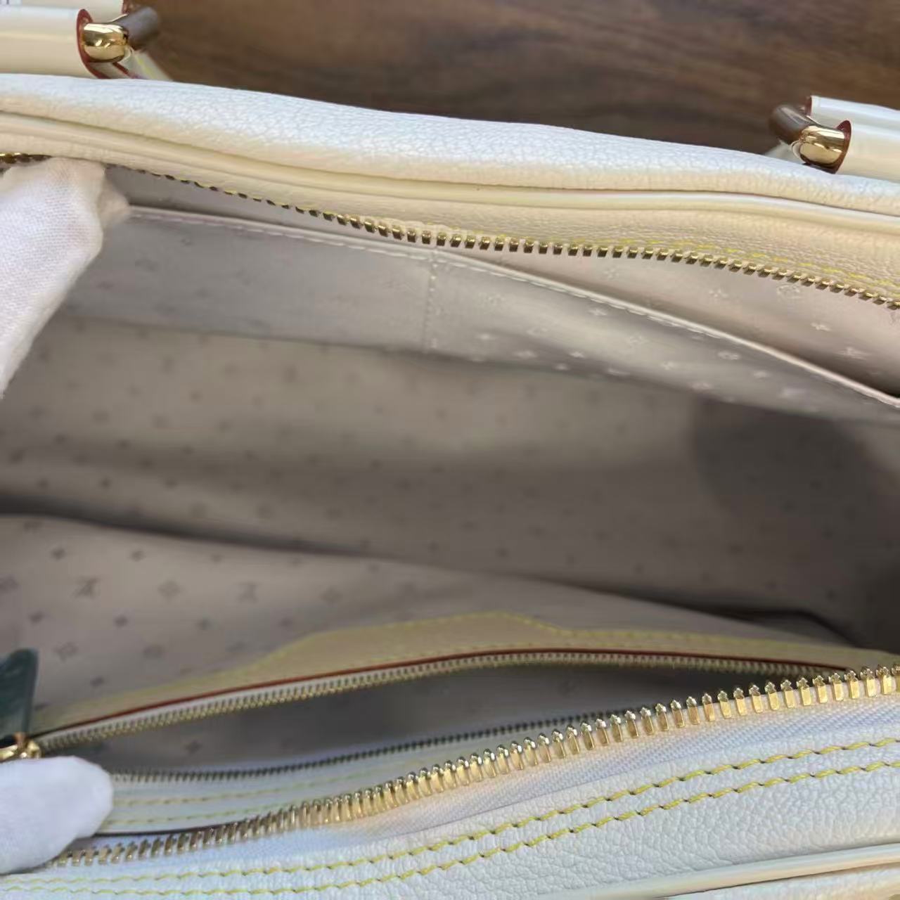 Louis Vuitton white Suhali superbe handbag